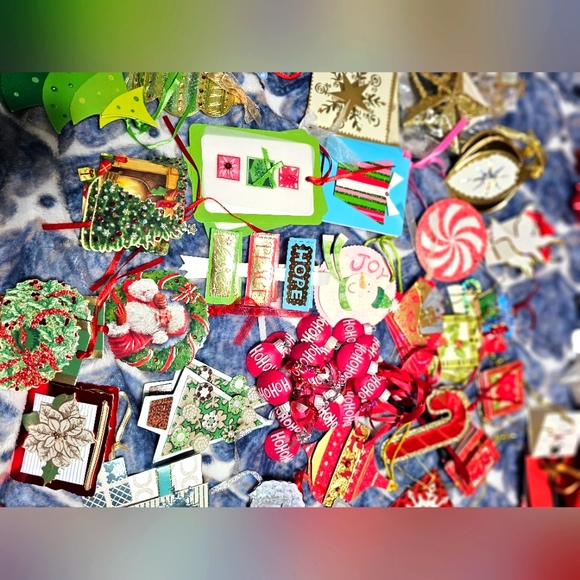 NWOT LOT OF 85 FUN XMAS TAGS - Picture 5 of 13